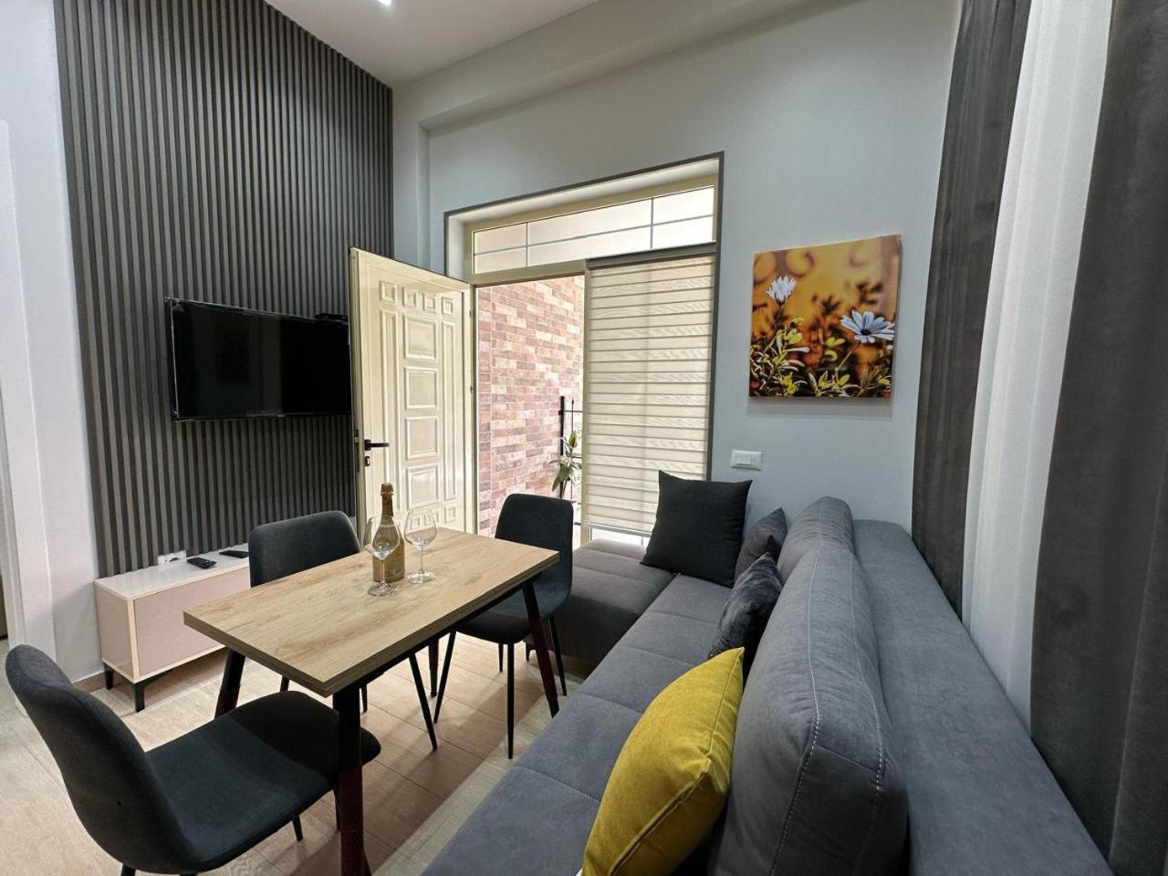Palm Side Hotel Vlorë エクステリア 写真